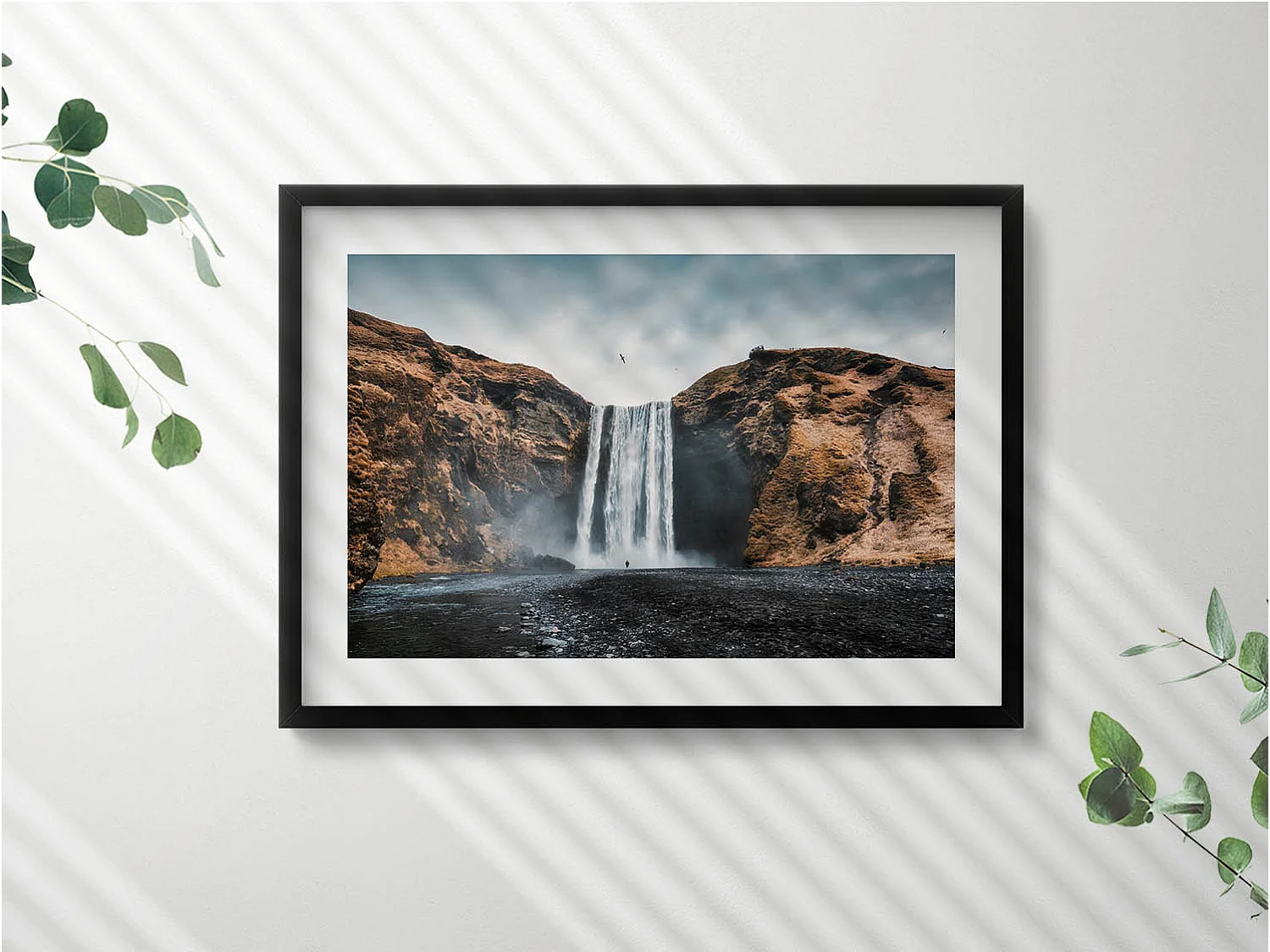 Dekoratives Gemälde mit schwarzem Rahmen, Wasserfall zwischen den Felsen 70 x 50 cm – Perfekt für das Wohn- oder Schlafzimmer