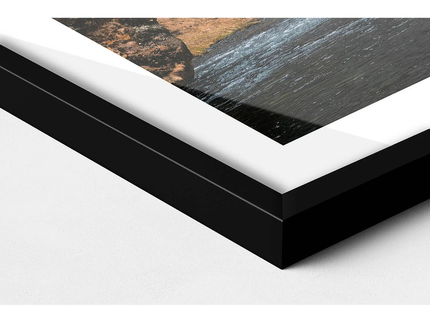 Dekoratives Gemälde mit schwarzem Rahmen, Wasserfall zwischen den Felsen 70 x 50 cm – Perfekt für das Wohn- oder Schlafzimmer