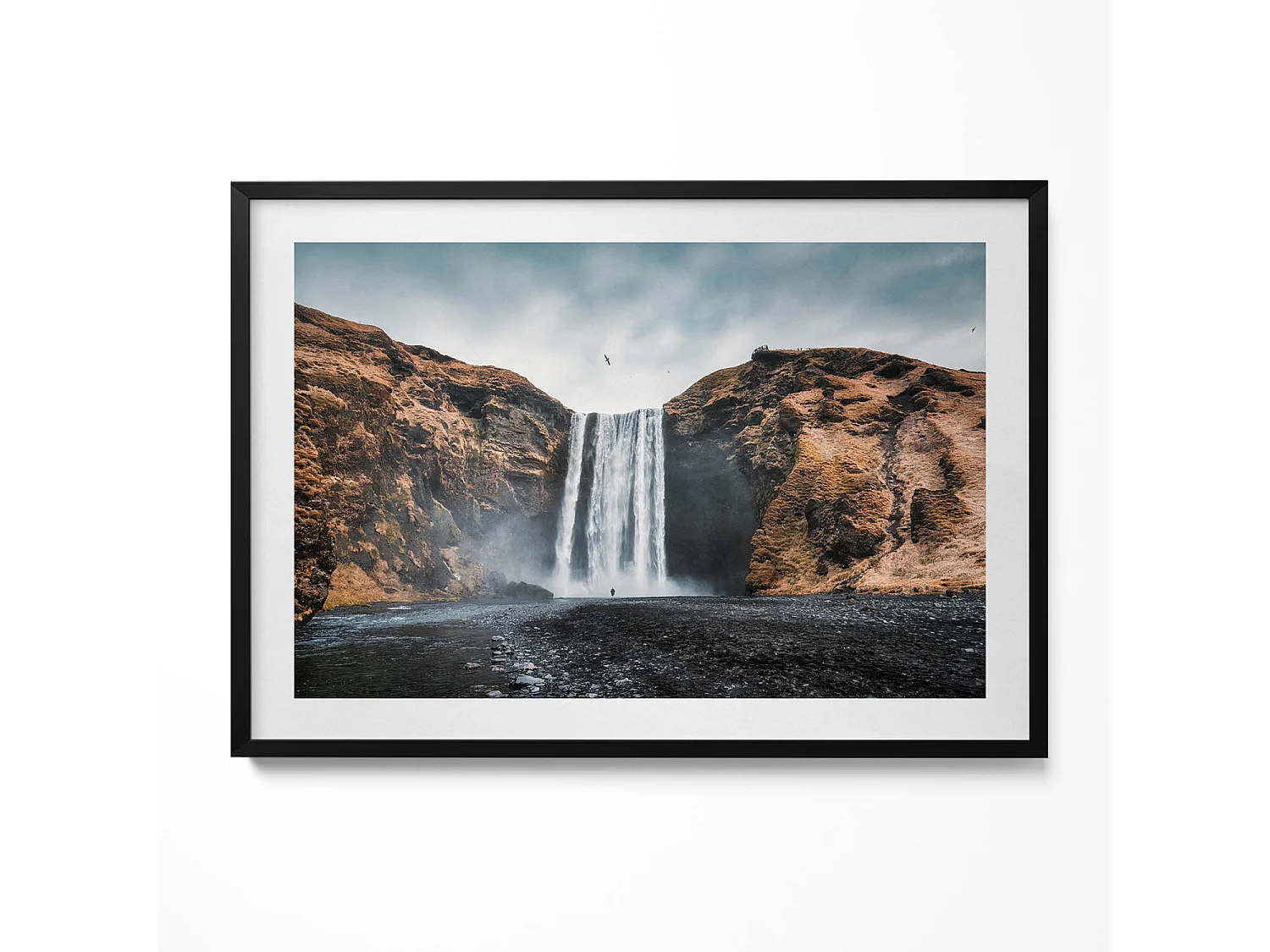 Dekoratives Gemälde mit schwarzem Rahmen, Wasserfall zwischen den Felsen 100 x 70 cm – Perfekt für das Wohn- oder Schlafzimmer