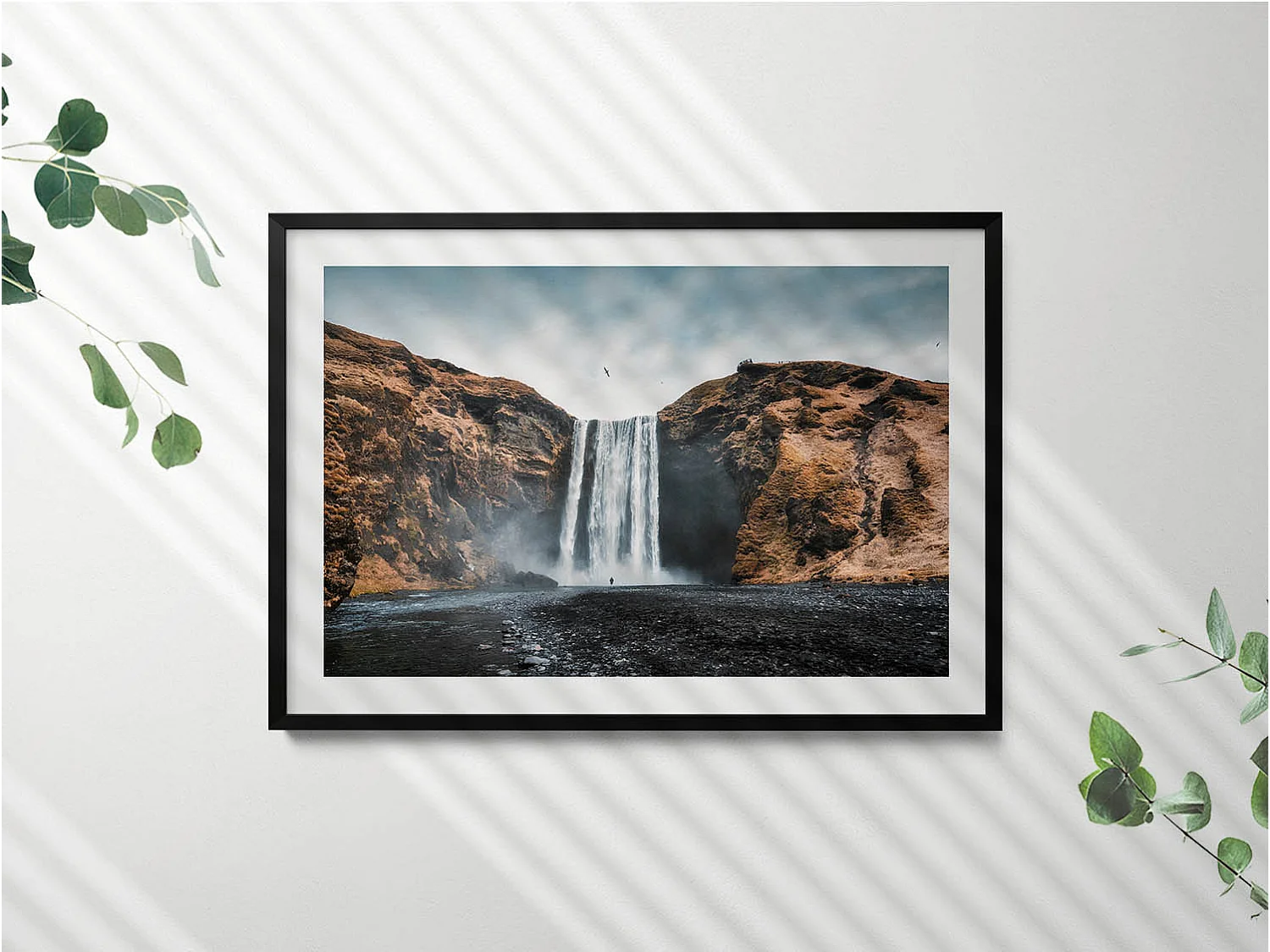 Dekoratives Gemälde mit schwarzem Rahmen, Wasserfall zwischen den Felsen 100 x 70 cm – Perfekt für das Wohn- oder Schlafzimmer