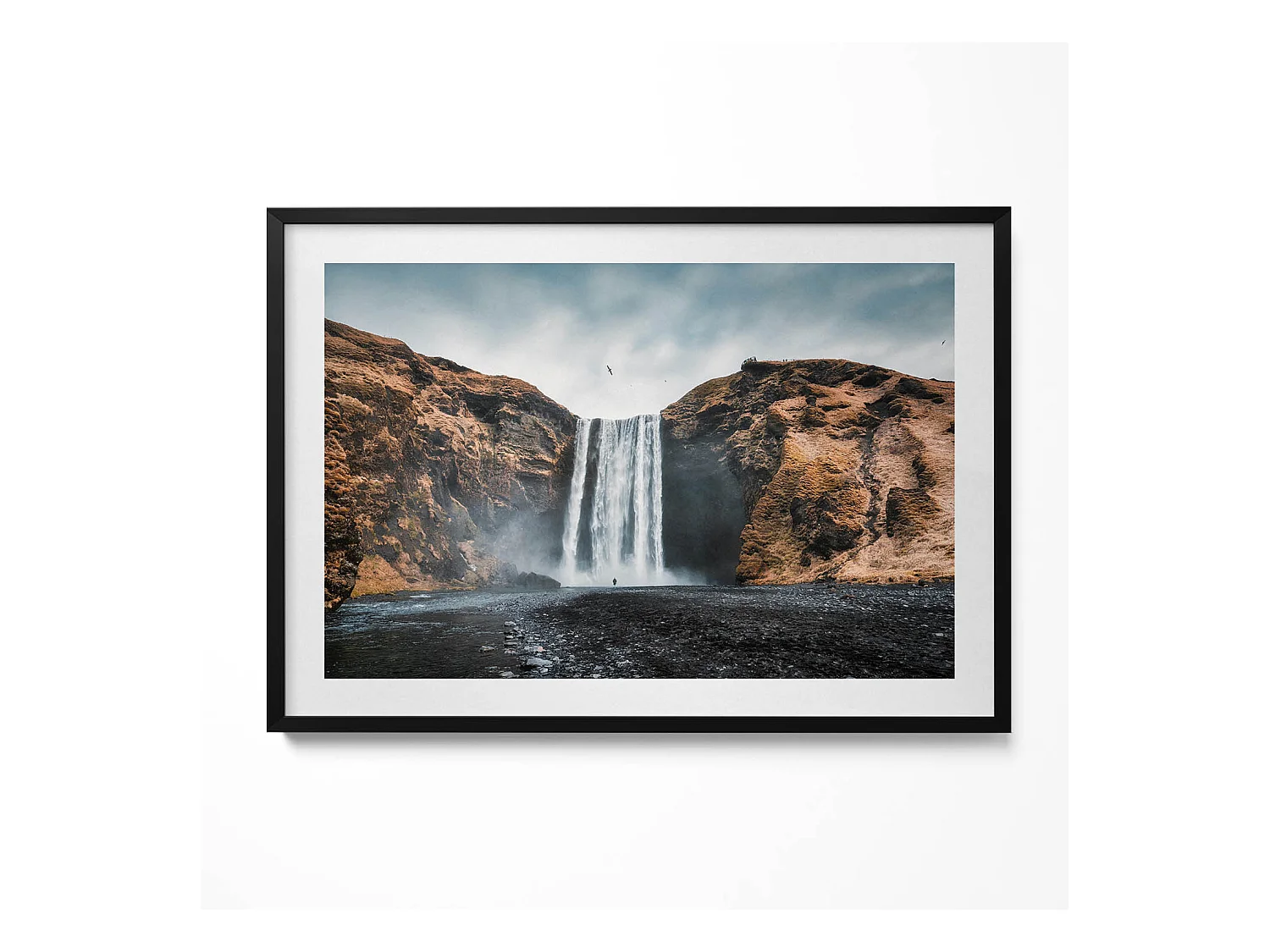 Tableau décoratif avec cadre noir, Cascade parmi les rochers 100 x 70 cm– Parfait pour le salon ou la chambre