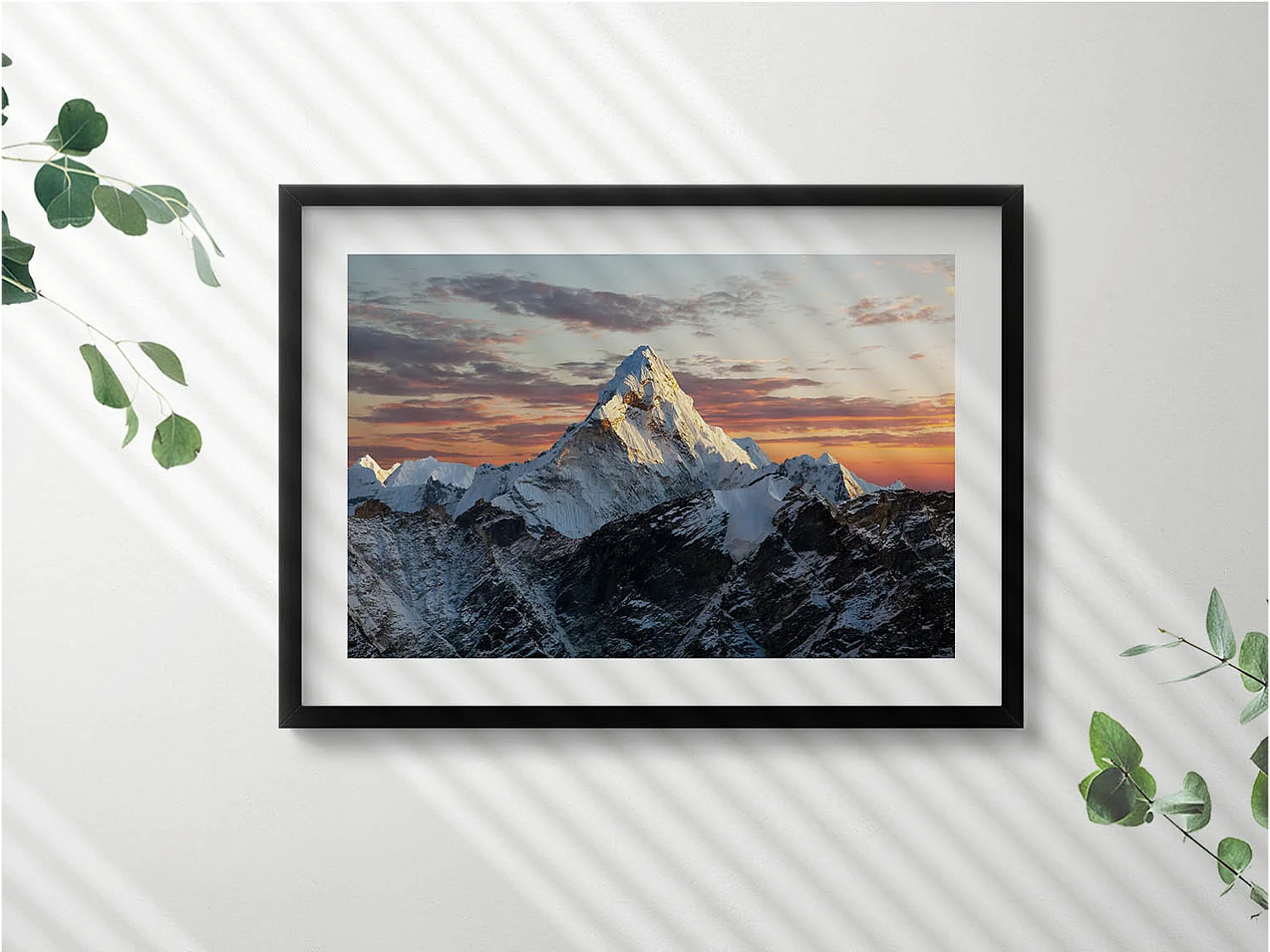 Cuadro decorativo con marco negro, Pico de montaña nevado 70 x 50 cm – Perfecto para el salón o el dormitorio