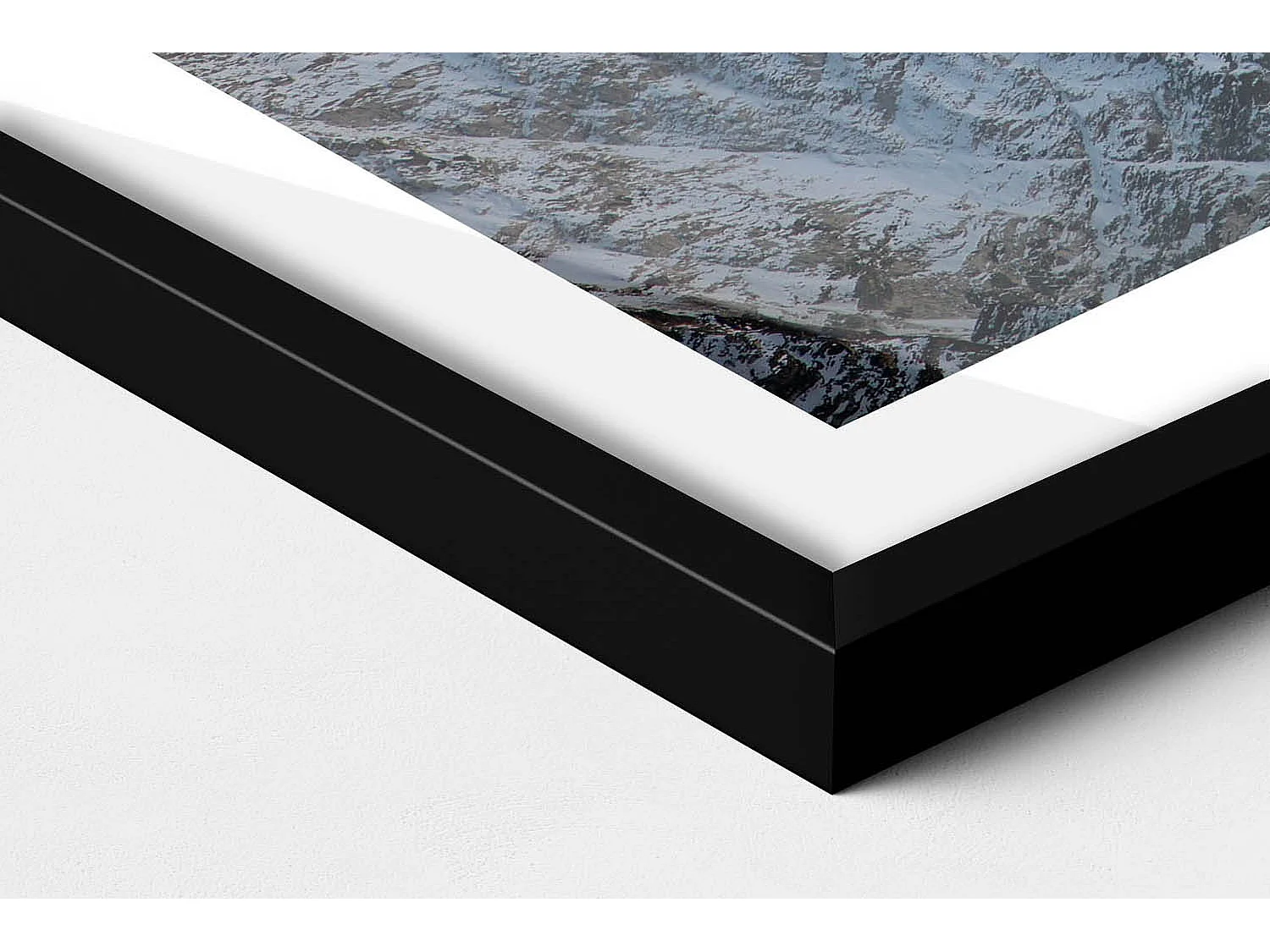 Cuadro decorativo con marco negro, Pico de montaña nevado 70 x 50 cm – Perfecto para el salón o el dormitorio