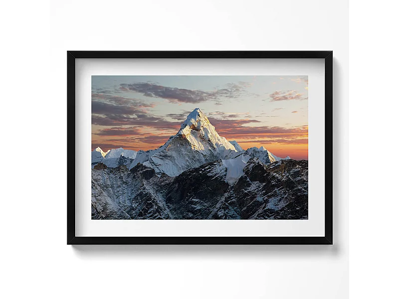 Dekoratives Gemälde mit schwarzem Rahmen, Schneebedeckter Berggipfel 70 x 50 cm – Perfekt für das Wohn- oder Schlafzimmer