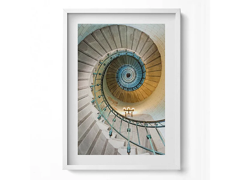 Decoratief schilderij met witte lijst, Wenteltrap 50 x 70 cm – Perfect voor de woon- of slaapkamer