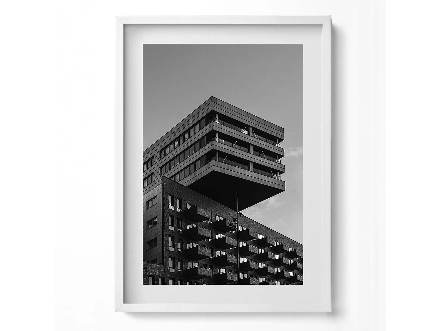 Dekoratives Gemälde mit weißem Rahmen, Architektur in Amsterdam 50 x 70 cm – Perfekt für das Wohn- oder Schlafzimmer