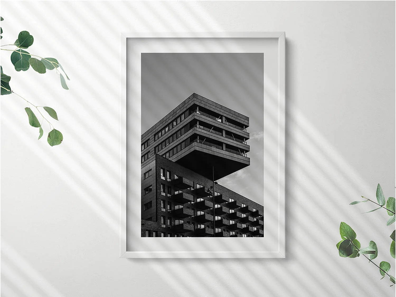 Dekoratives Gemälde mit weißem Rahmen, Architektur in Amsterdam 50 x 70 cm – Perfekt für das Wohn- oder Schlafzimmer