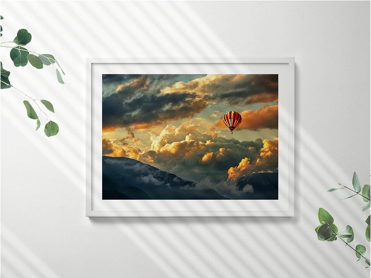 Dekoratives Gemälde mit weißem Rahmen, Heißluftballonflug zwischen den Wolken 80 x 60 cm – Perfekt für das Wohn- oder Schlafzimmer