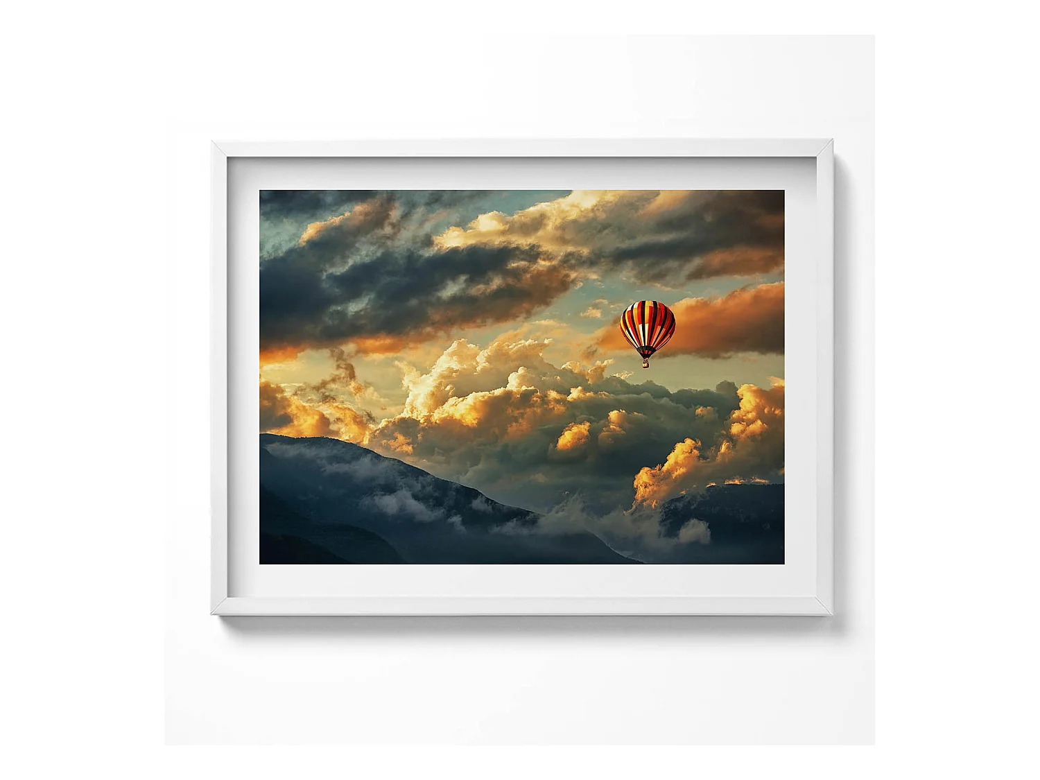 Tableau décoratif avec cadre blanc, Vol en montgolfière entre les nuages 80 x 60 cm– Parfait pour le salon ou la chambre