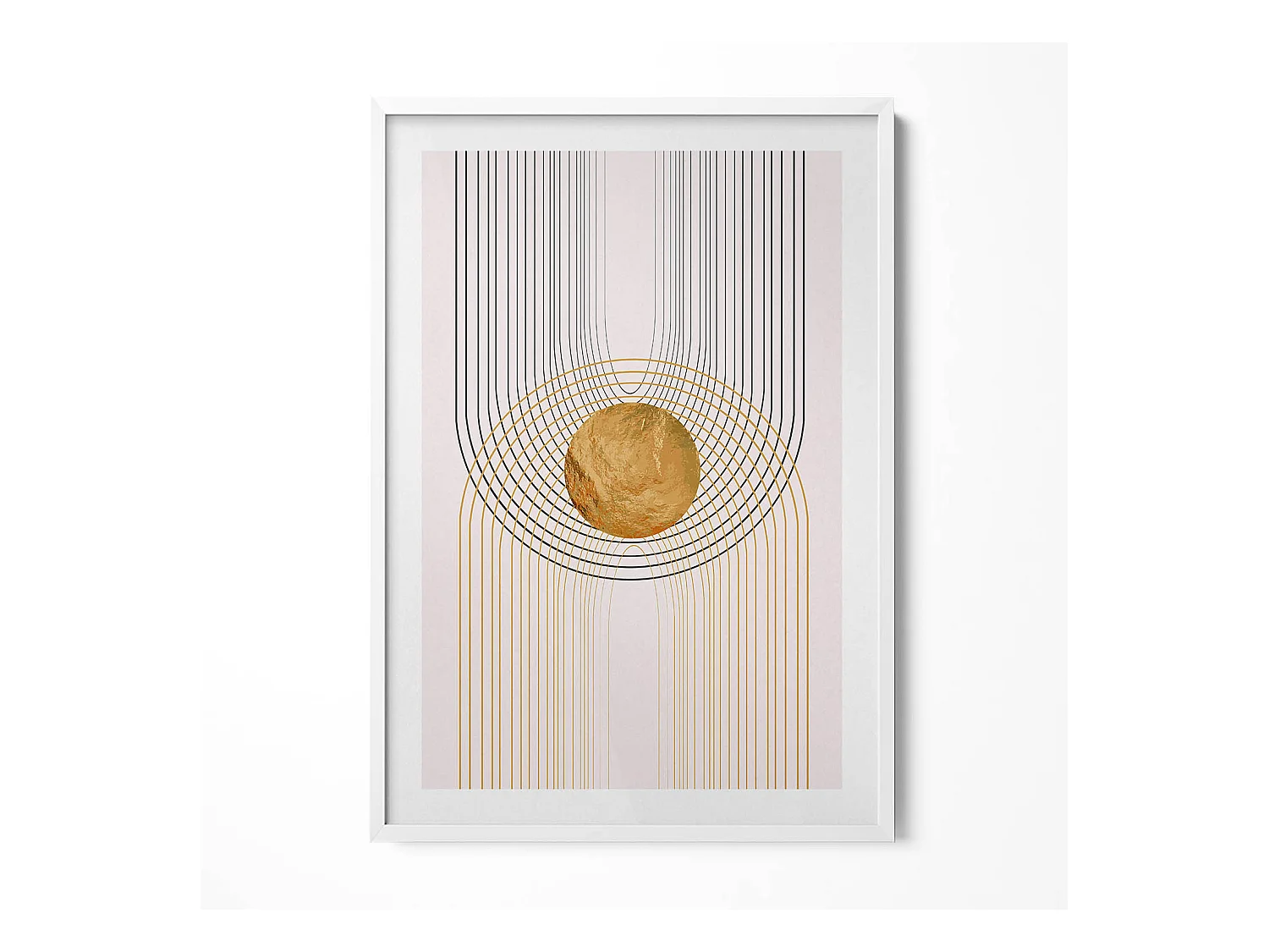 Tableau décoratif avec cadre blanc, Formes dorées fluides sur fond beige 70 x 100 cm– Parfait pour le salon ou la chambre