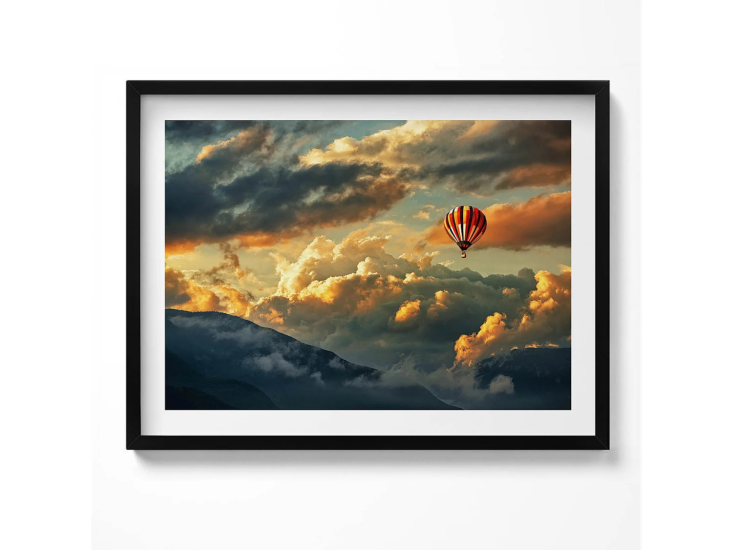 Quadro decorativo con cornice nera Volo in mongolfiera tra le nuvole 80 x 60 cm – Perfetto per il soggiorno o la camera da letto