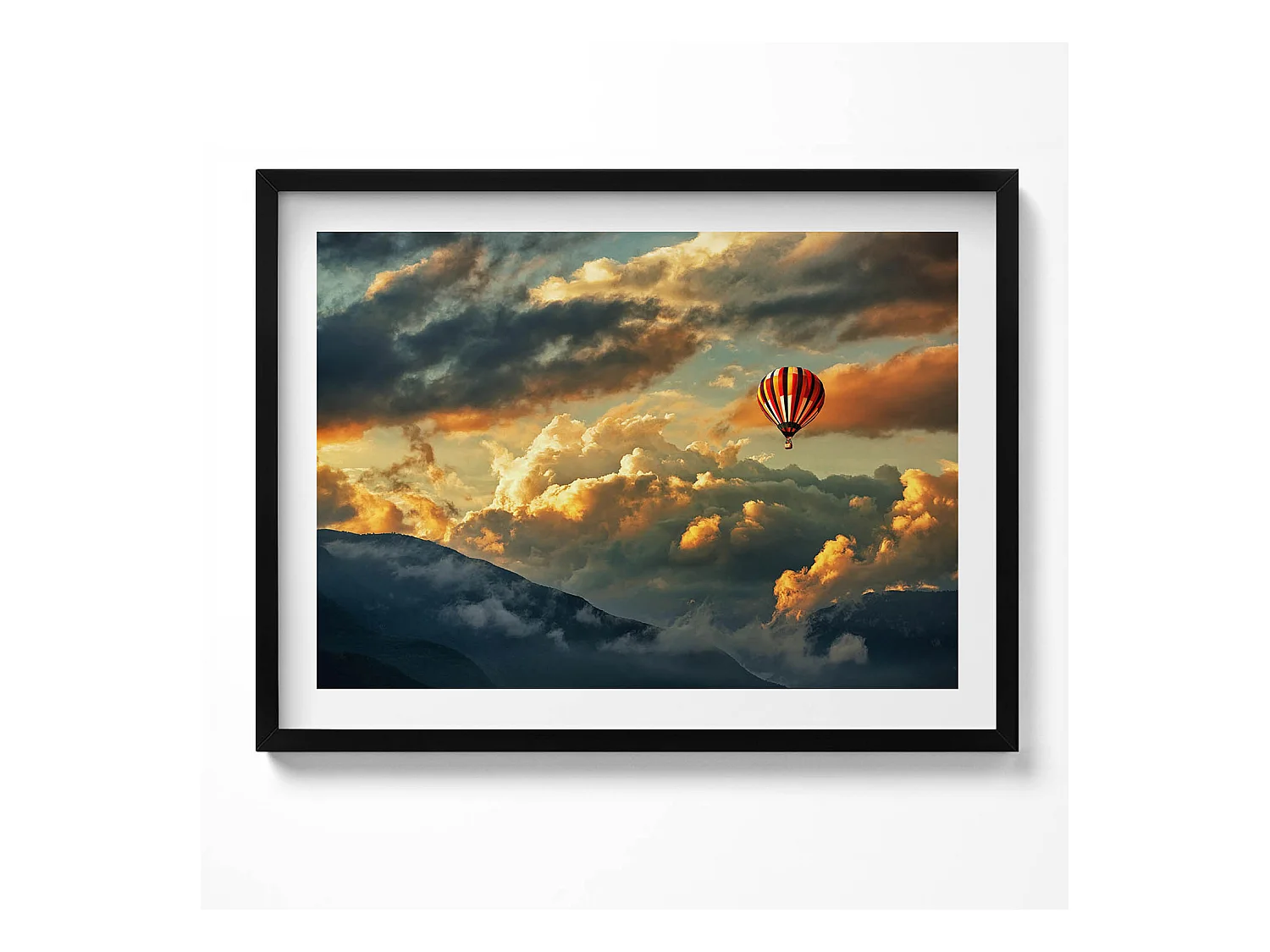 Tableau décoratif avec cadre noir, Vol en montgolfière entre les nuages 80 x 60 cm– Parfait pour le salon ou la chambre