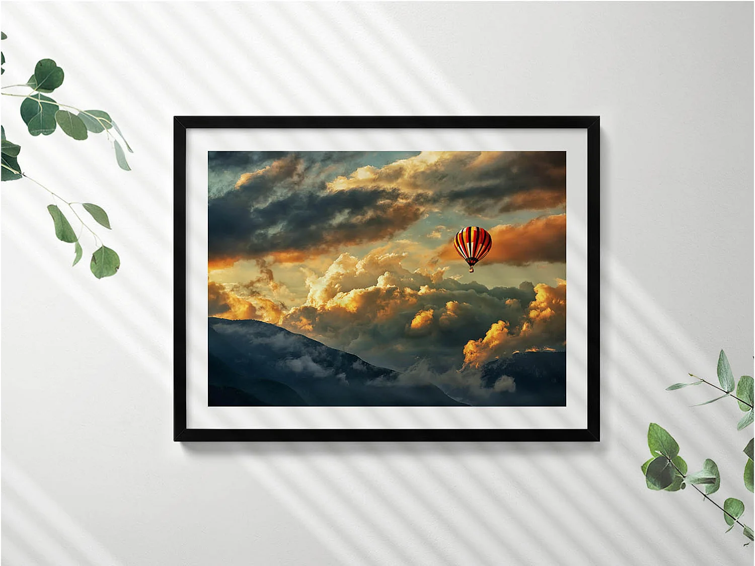 Dekoratives Gemälde mit schwarzem Rahmen, Heißluftballonflug zwischen den Wolken 80 x 60 cm – Perfekt für das Wohn- oder Schlafzimmer