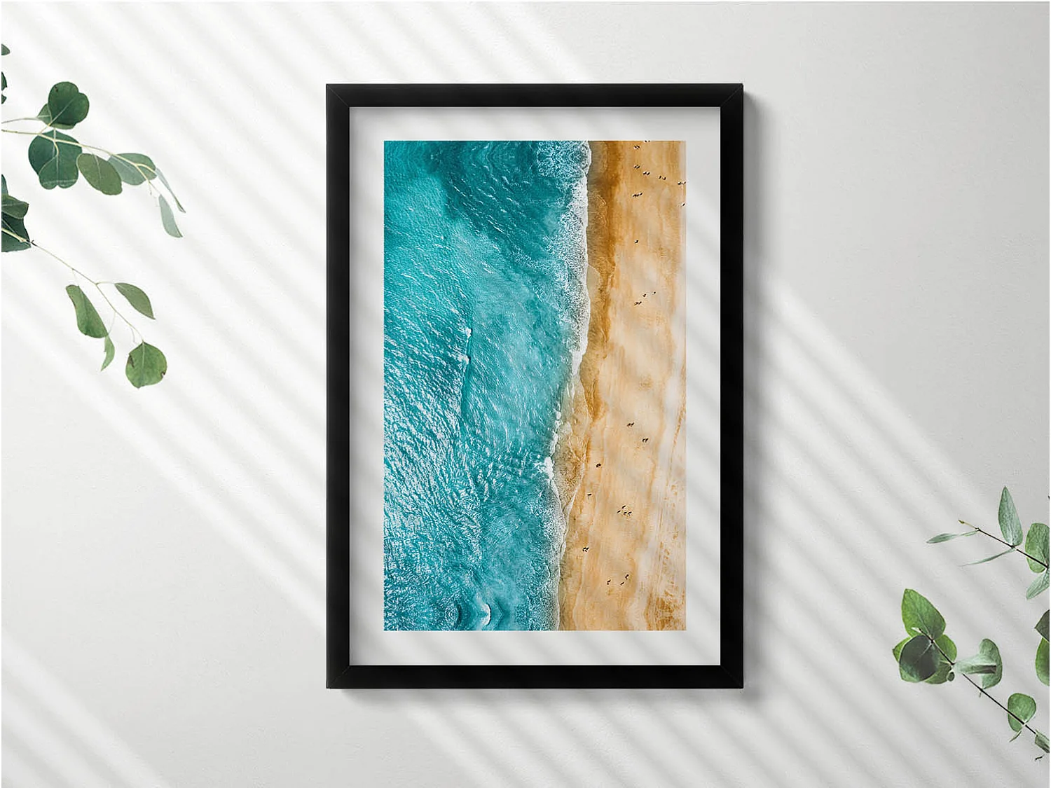 Decoratief schilderij met zwarte lijst, Sea Beach People 40 x 60 cm – Perfect voor de woon- of slaapkamer