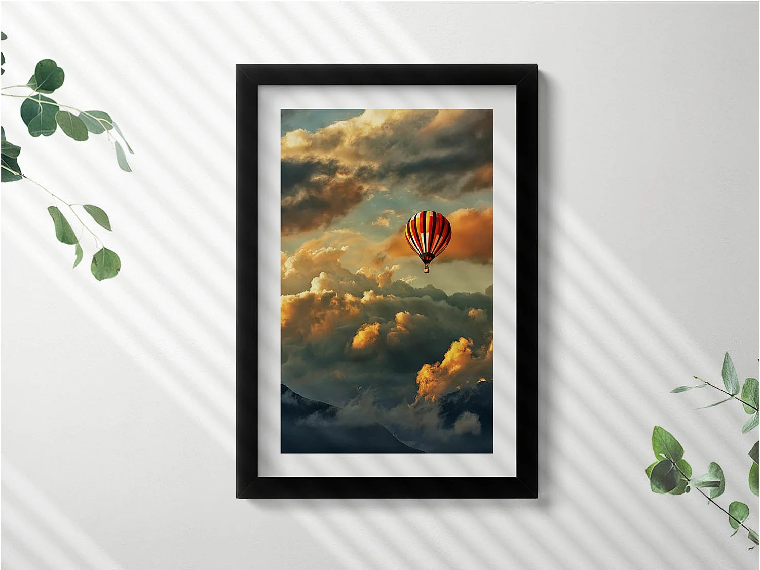 Dekoratives Gemälde mit schwarzem Rahmen, Heißluftballonflug zwischen den Wolken 20 x 30 cm – Perfekt für das Wohn- oder Schlafzimmer