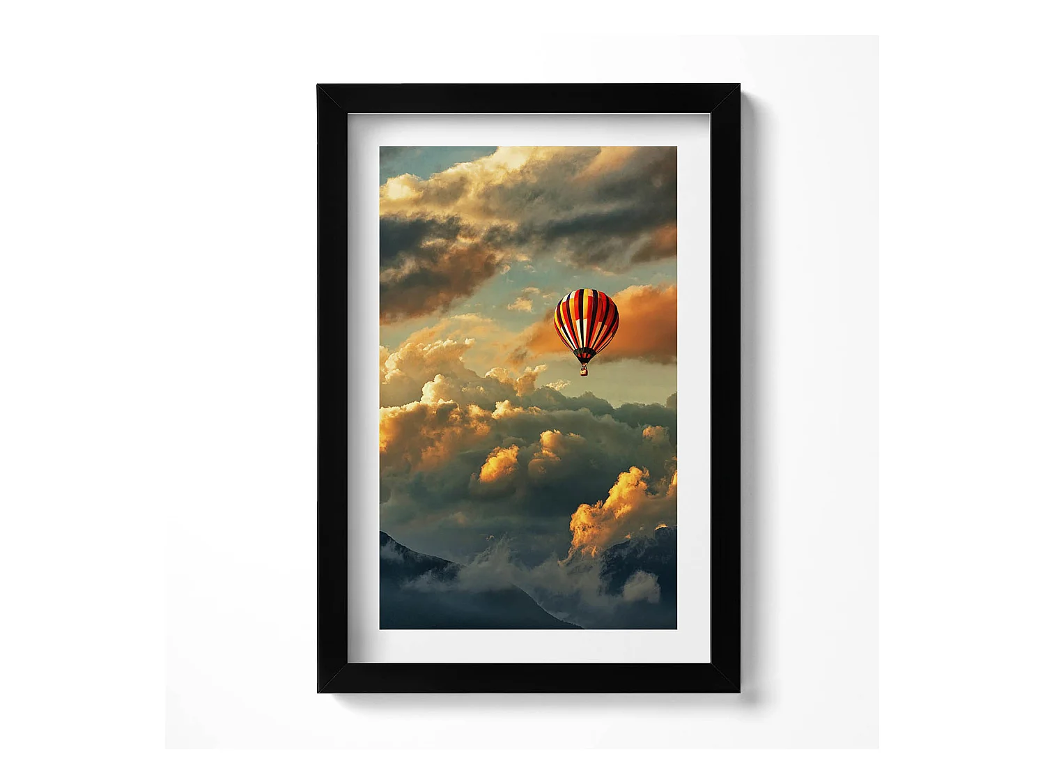 Tableau décoratif avec cadre noir, Vol en montgolfière entre les nuages 20 x 30 cm – Parfait pour le salon ou la chambre