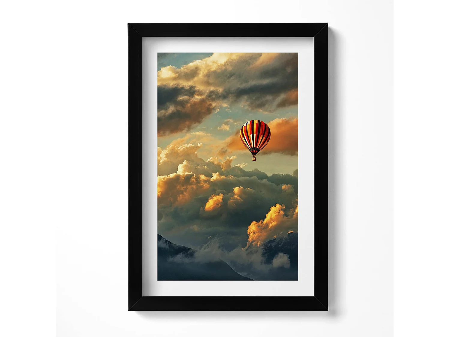 Tableau décoratif avec cadre noir, Vol en montgolfière entre les nuages 20 x 30 cm – Parfait pour le salon ou la chambre