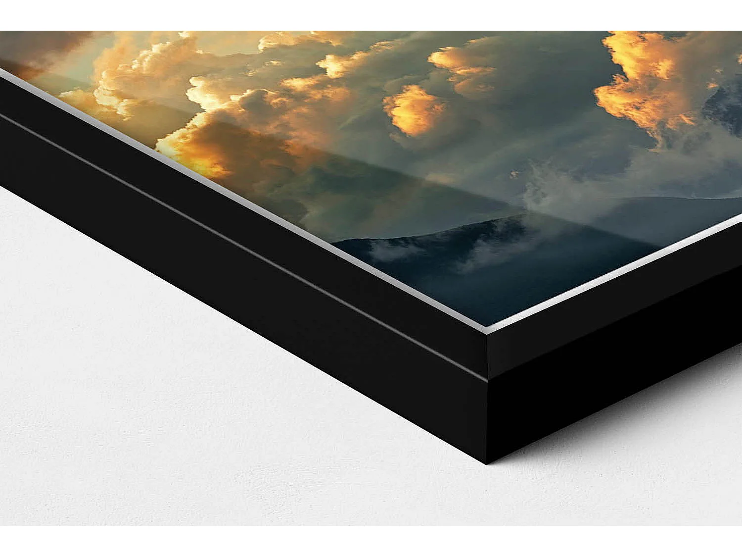 Tableau décoratif avec cadre noir, Vol en montgolfière entre les nuages 20 x 30 cm – Parfait pour le salon ou la chambre