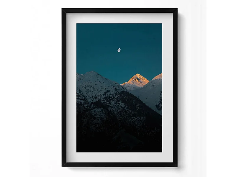 Dekoratives Gemälde mit schwarzem Rahmen, Sonnenuntergang in den Bergen 50 x 70 cm – Perfekt für das Wohn- oder Schlafzimmer