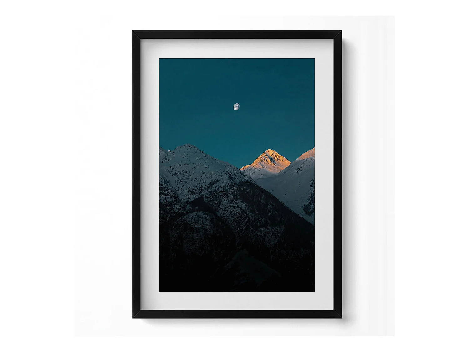 Tableau décoratif avec cadre noir, Coucher de soleil dans les montagnes 50 x 70 cm– Parfait pour le salon ou la chambre