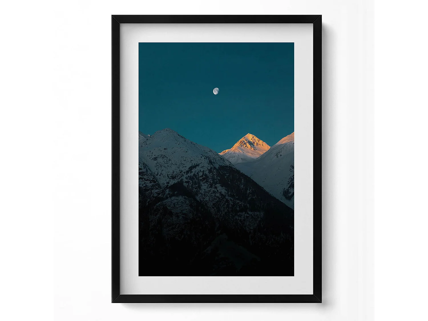 Dekoratives Gemälde mit schwarzem Rahmen, Sonnenuntergang in den Bergen 50 x 70 cm – Perfekt für das Wohn- oder Schlafzimmer