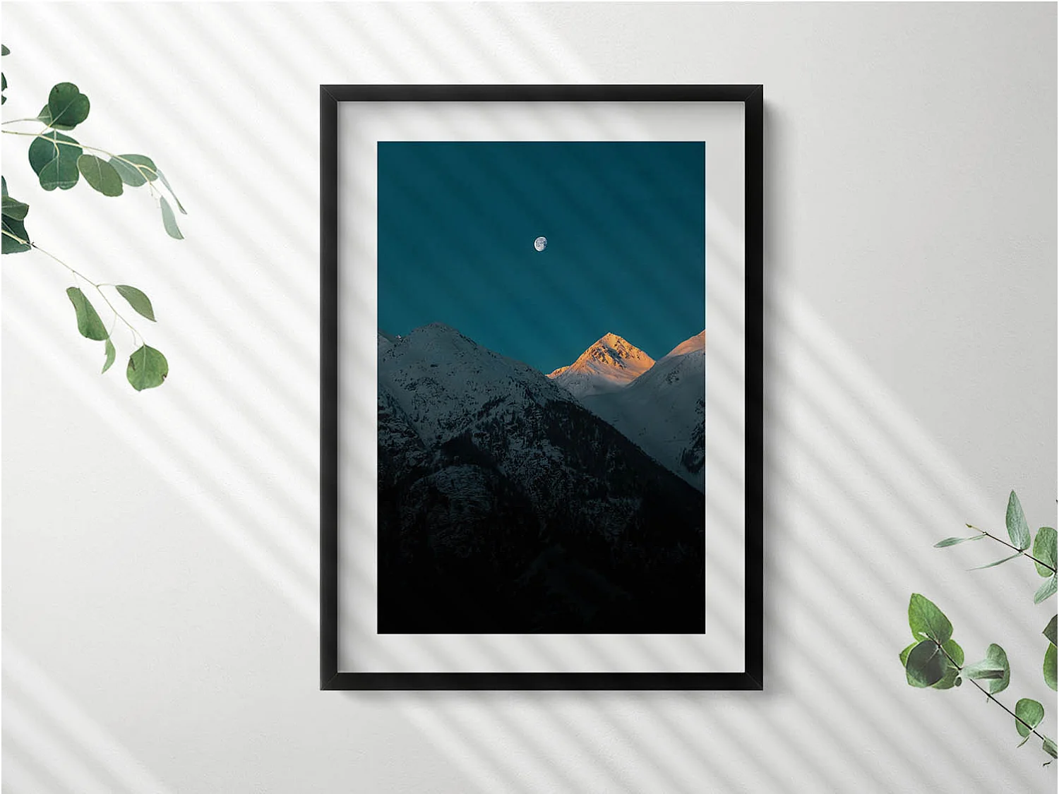 Dekoratives Gemälde mit schwarzem Rahmen, Sonnenuntergang in den Bergen 50 x 70 cm – Perfekt für das Wohn- oder Schlafzimmer