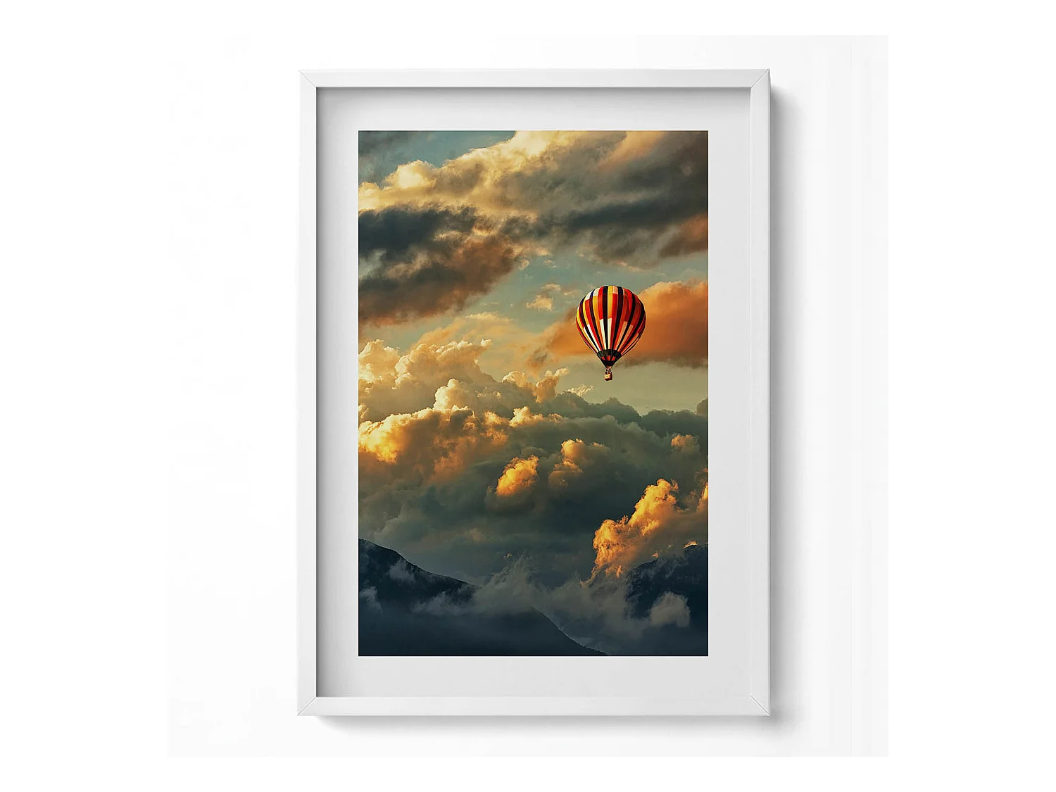 Tableau décoratif avec cadre blanc, Vol en montgolfière entre les nuages 50 x 70 cm– Parfait pour le salon ou la chambre