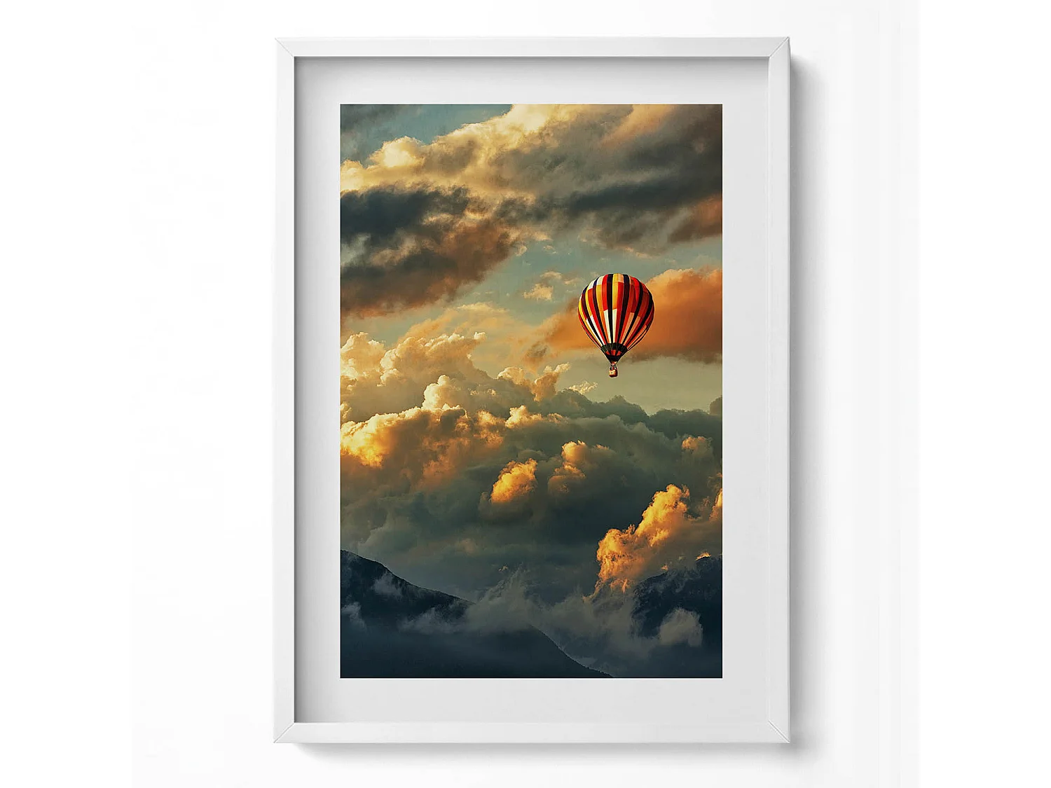 Dekoratives Gemälde mit weißem Rahmen, Heißluftballonflug zwischen den Wolken 50 x 70 cm – Perfekt für das Wohn- oder Schlafzimmer