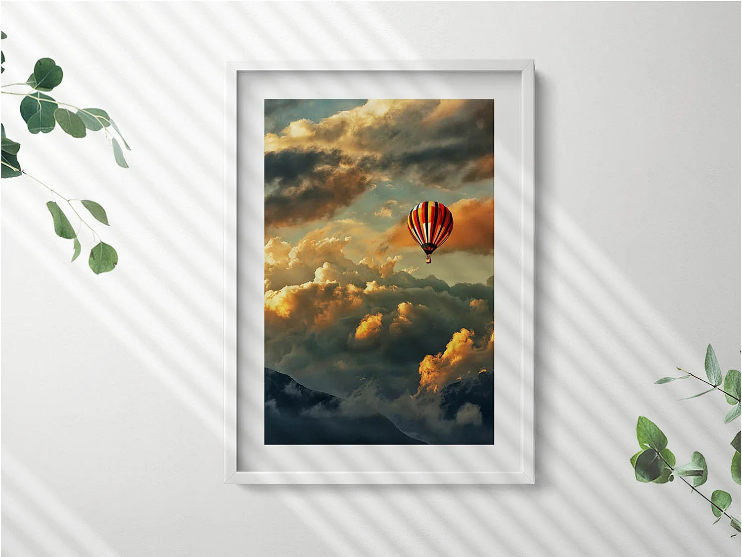 Dekoratives Gemälde mit weißem Rahmen, Heißluftballonflug zwischen den Wolken 50 x 70 cm – Perfekt für das Wohn- oder Schlafzimmer