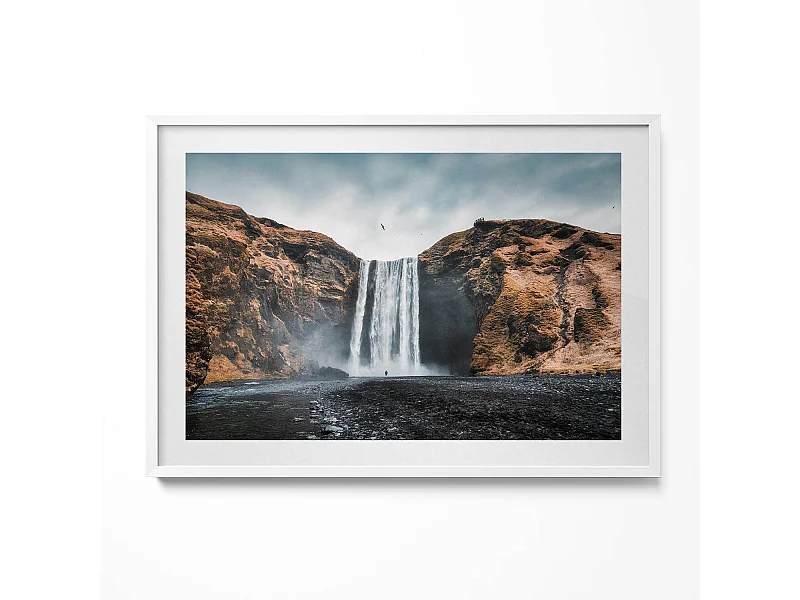 Dekoratives Gemälde mit weißem Rahmen, Wasserfall zwischen den Felsen 100 x 70 cm – Perfekt für das Wohn- oder Schlafzimmer