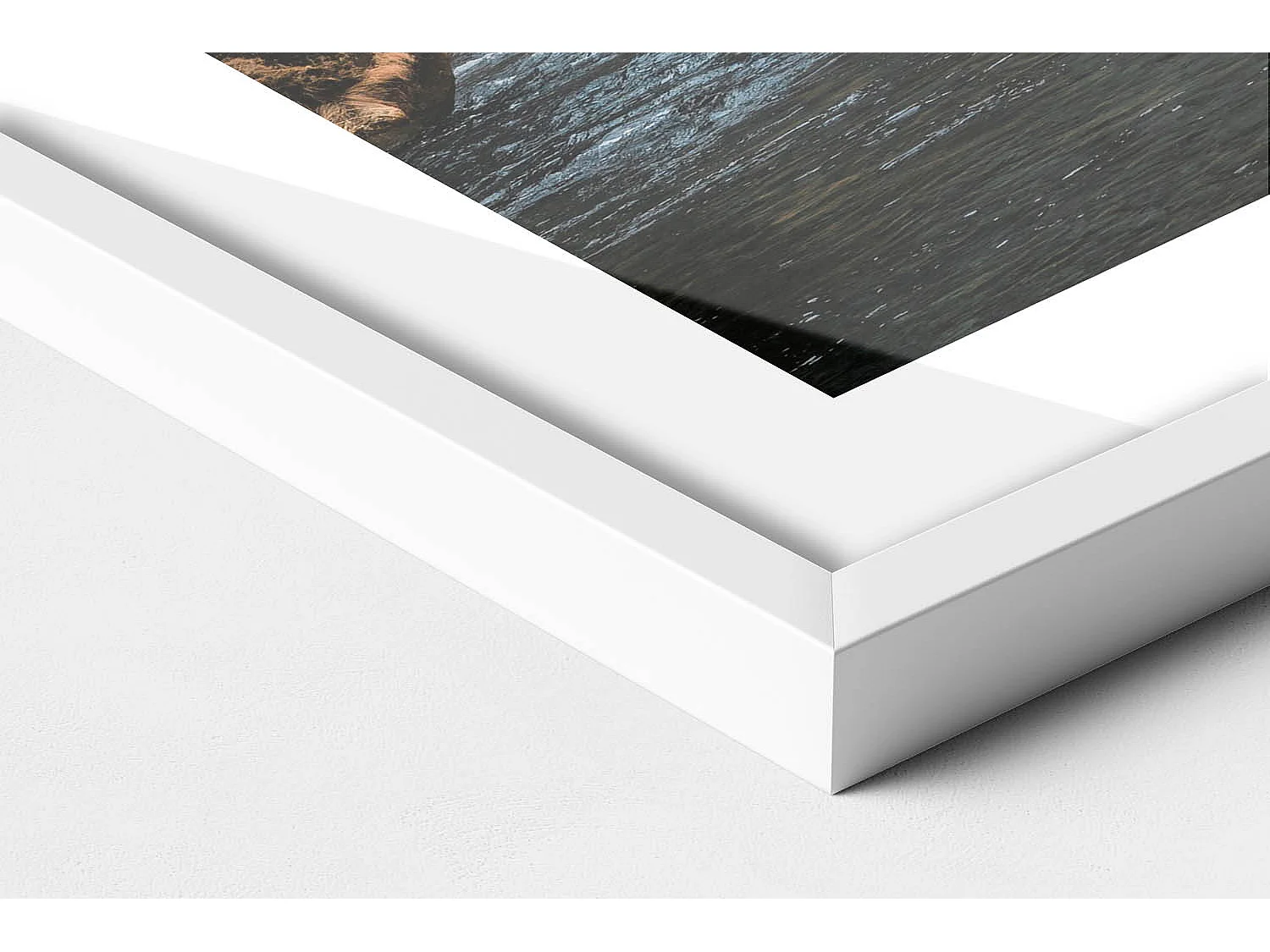 Dekoratives Gemälde mit weißem Rahmen, Wasserfall zwischen den Felsen 100 x 70 cm – Perfekt für das Wohn- oder Schlafzimmer