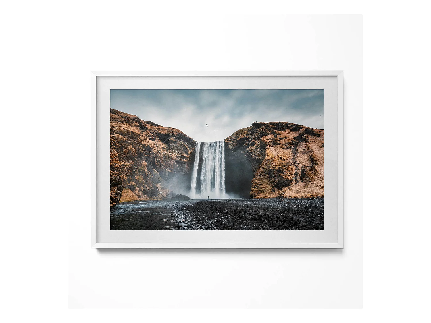 Decoratief schilderij met witte lijst, Waterval tussen de rotsen 100 x 70 cm – Perfect voor de woon- of slaapkamer