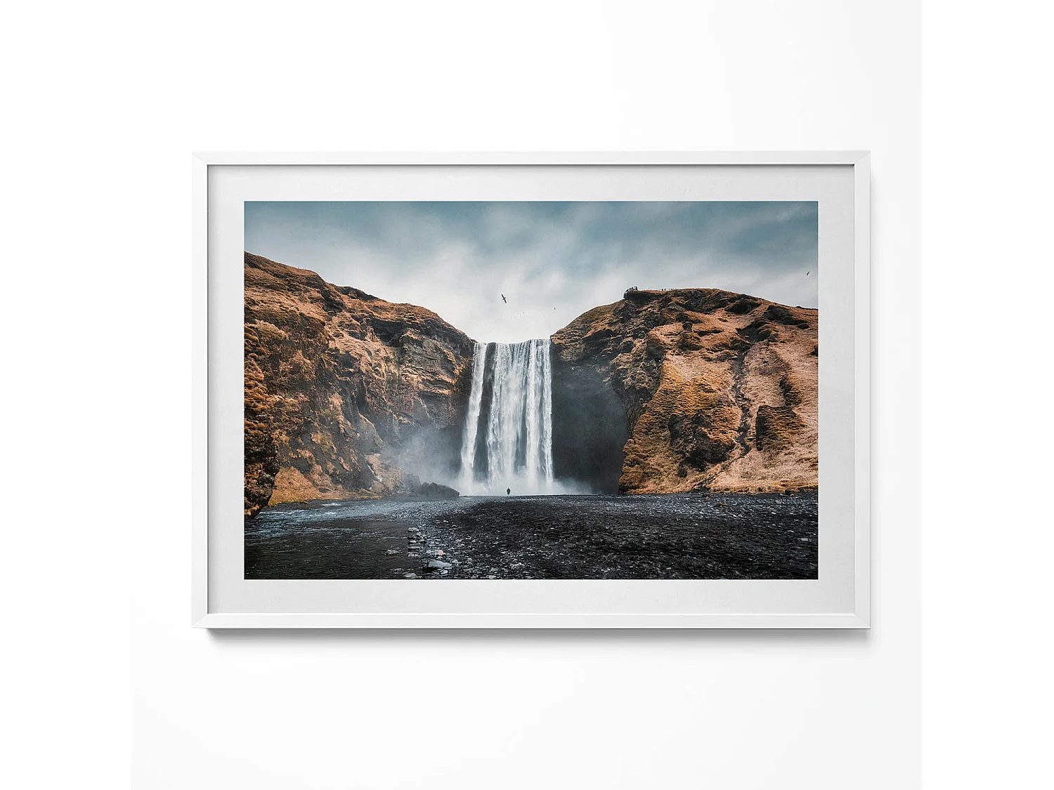 Dekoratives Gemälde mit weißem Rahmen, Wasserfall zwischen den Felsen 100 x 70 cm – Perfekt für das Wohn- oder Schlafzimmer