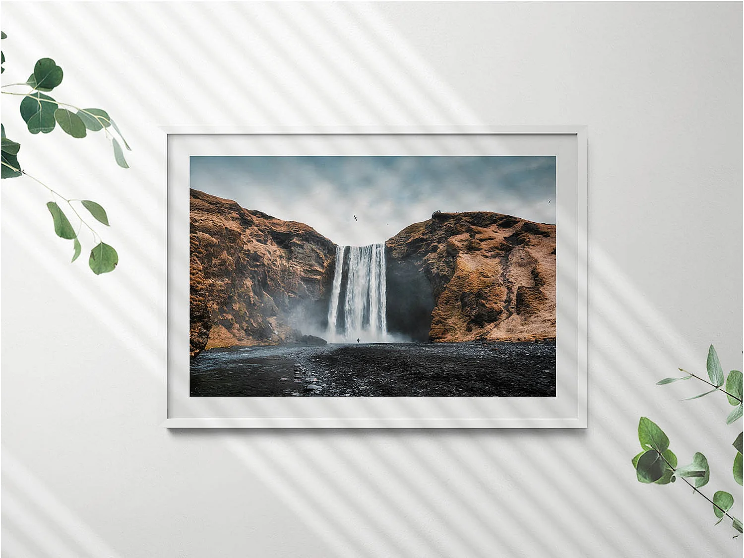 Dekoratives Gemälde mit weißem Rahmen, Wasserfall zwischen den Felsen 100 x 70 cm – Perfekt für das Wohn- oder Schlafzimmer