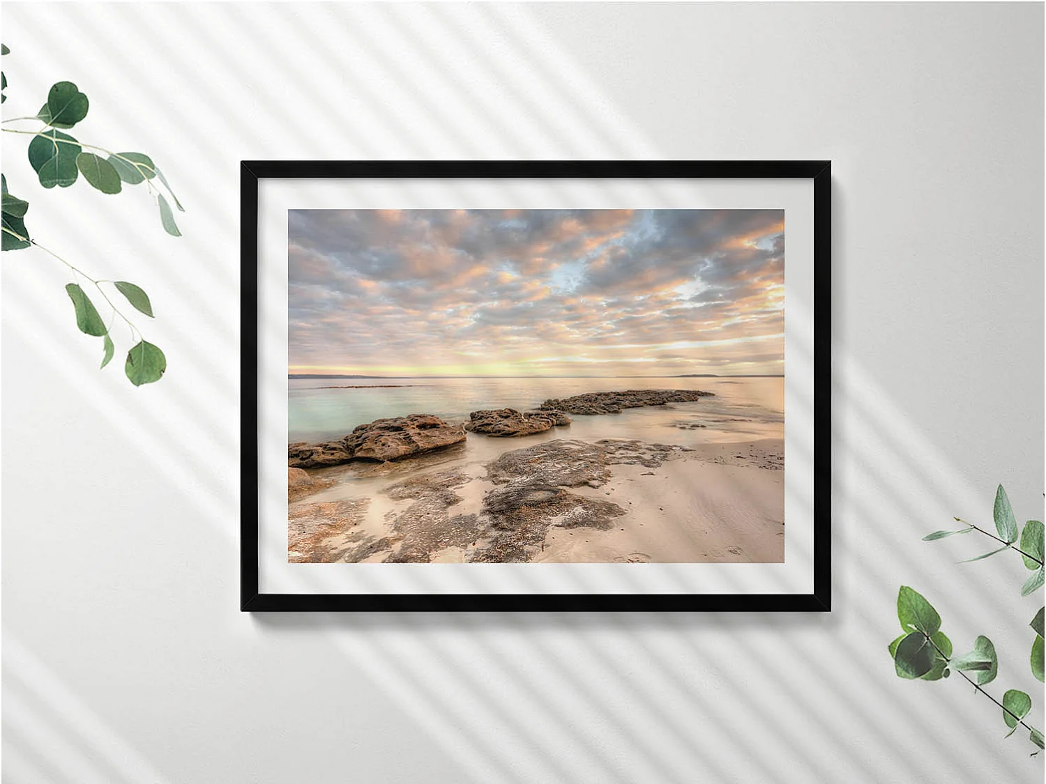 Dekoratives Gemälde mit schwarzem Rahmen, Strand-, Meeres- und Himmelslandschaft 80 x 60 cm – Perfekt für das Wohn- oder Schlafzimmer