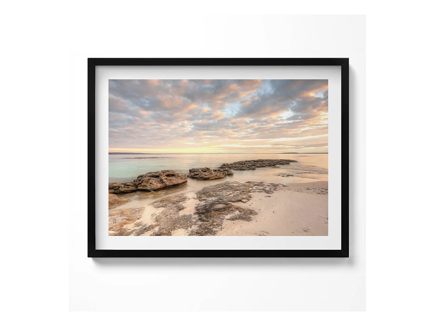 Tableau décoratif avec cadre noir, Paysage de plage, de mer et de ciel 80 x 60 cm– Parfait pour le salon ou la chambre