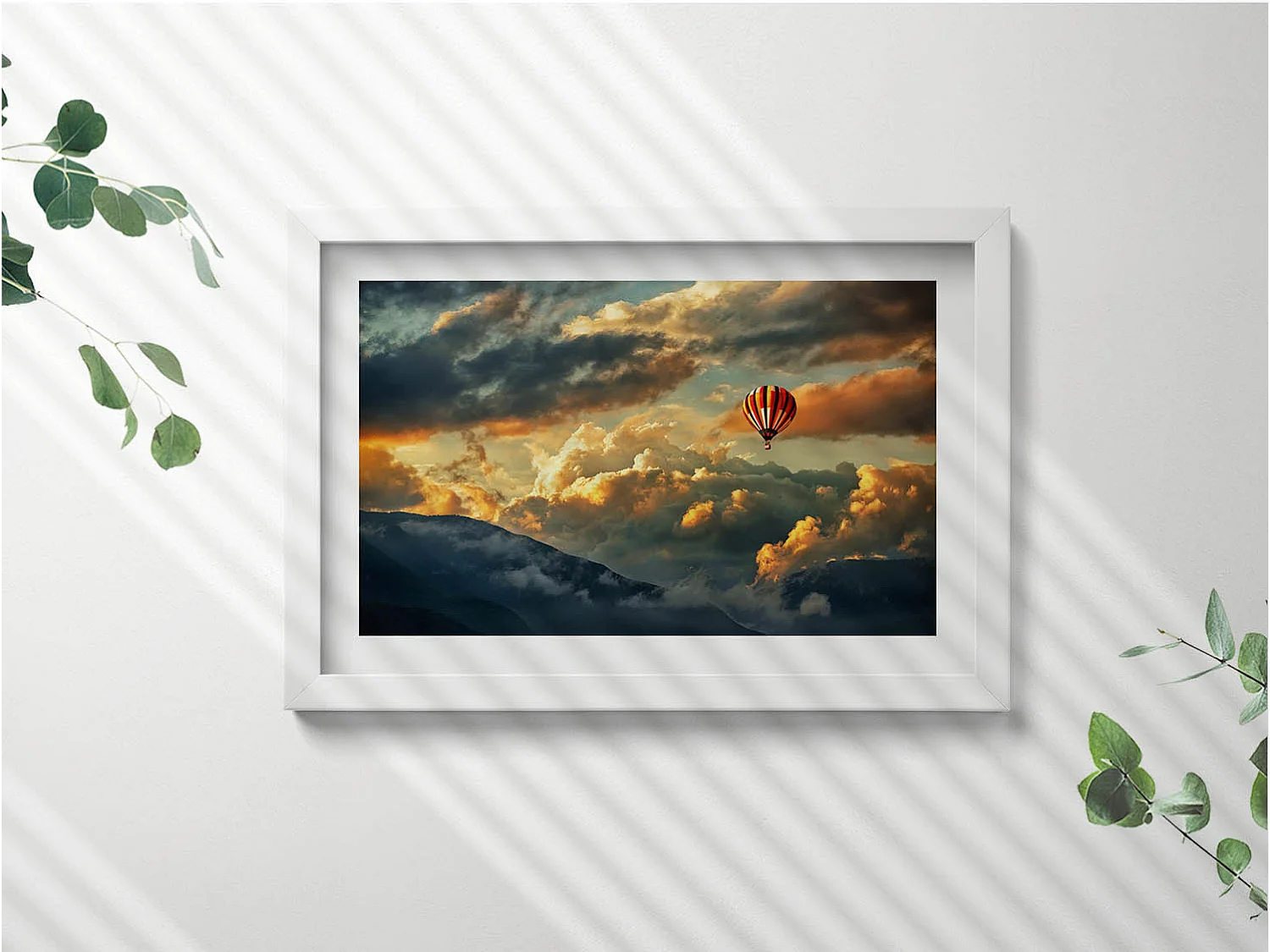 Dekoratives Gemälde mit weißem Rahmen, Heißluftballonflug zwischen den Wolken 30 x 20 cm – Perfekt für das Wohn- oder Schlafzimmer