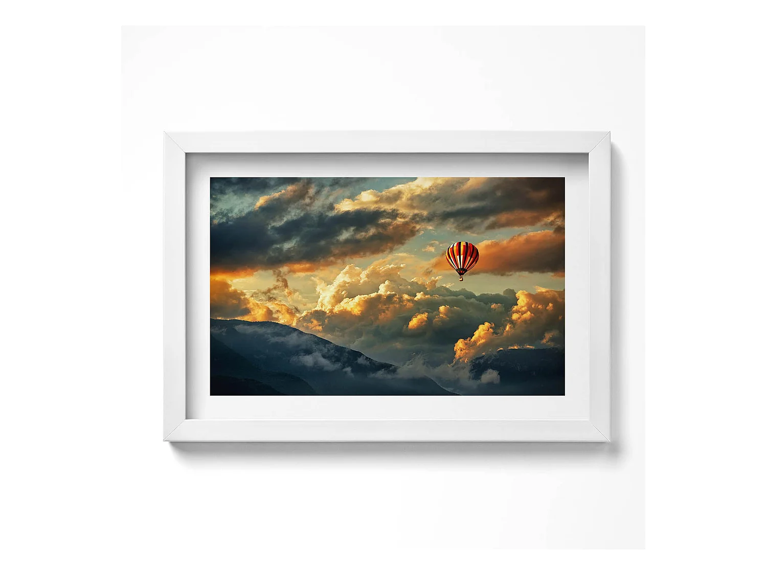 Tableau décoratif avec cadre blanc, Vol en montgolfière entre les nuages 30 x 20 cm – Parfait pour le salon ou la chambre