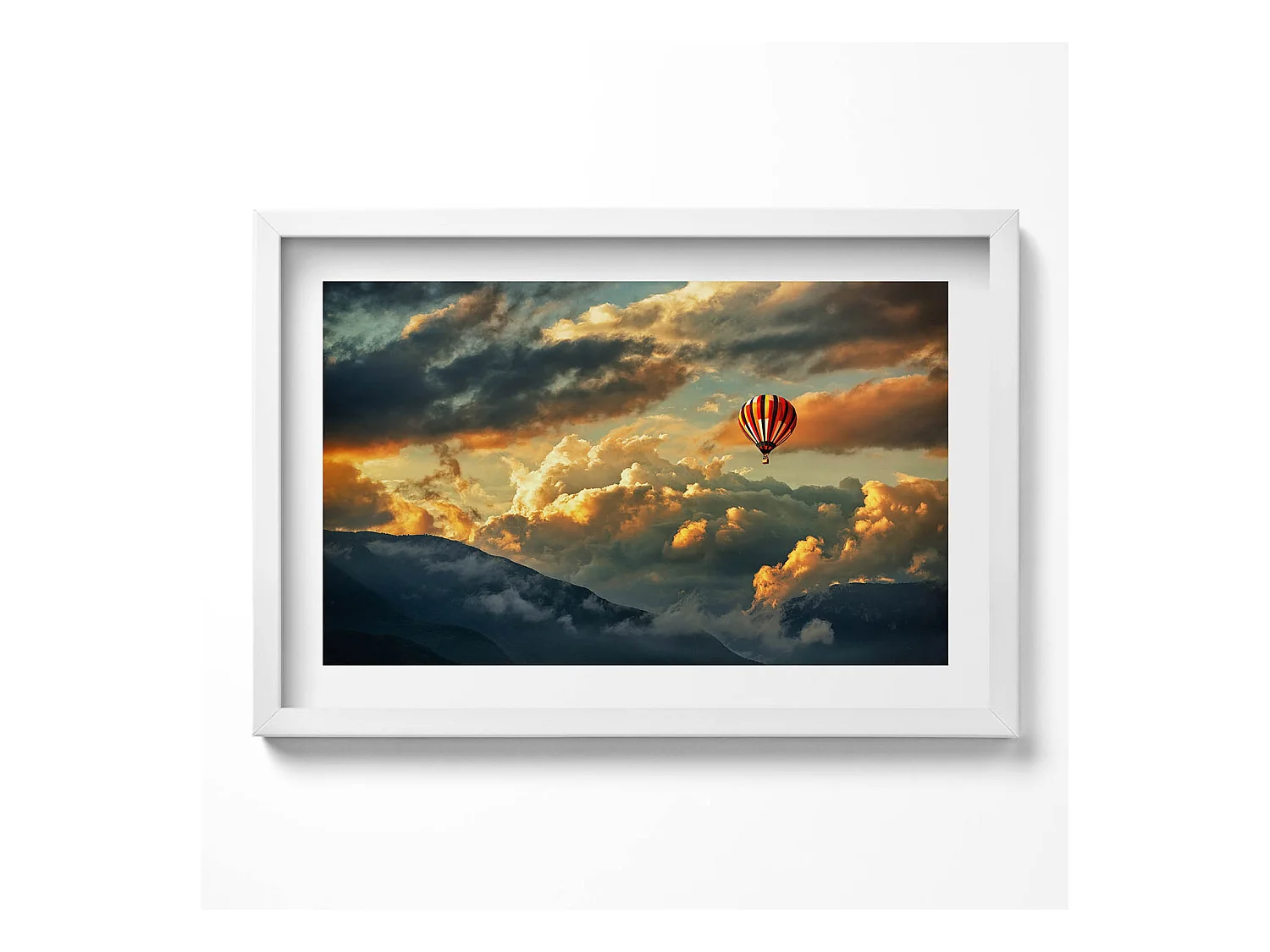 Tableau décoratif avec cadre blanc, Vol en montgolfière entre les nuages 60 x 40 cm– Parfait pour le salon ou la chambre