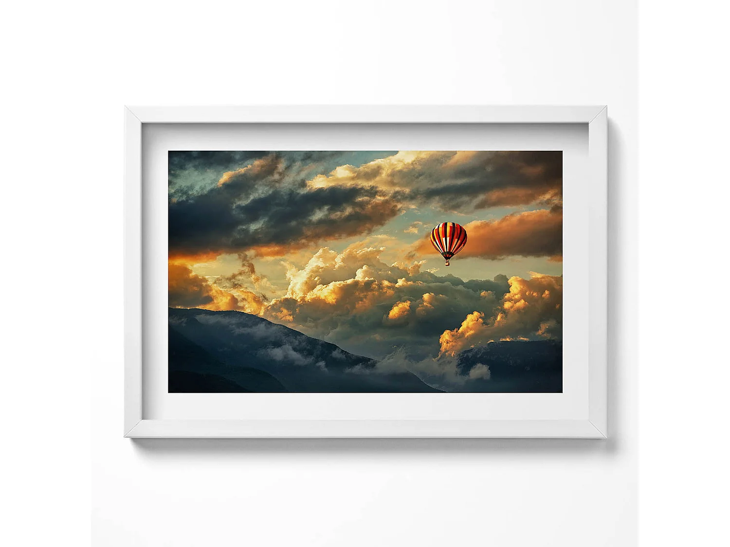 Dekoratives Gemälde mit weißem Rahmen, Heißluftballonflug zwischen den Wolken 60 x 40 cm – Perfekt für das Wohn- oder Schlafzimmer