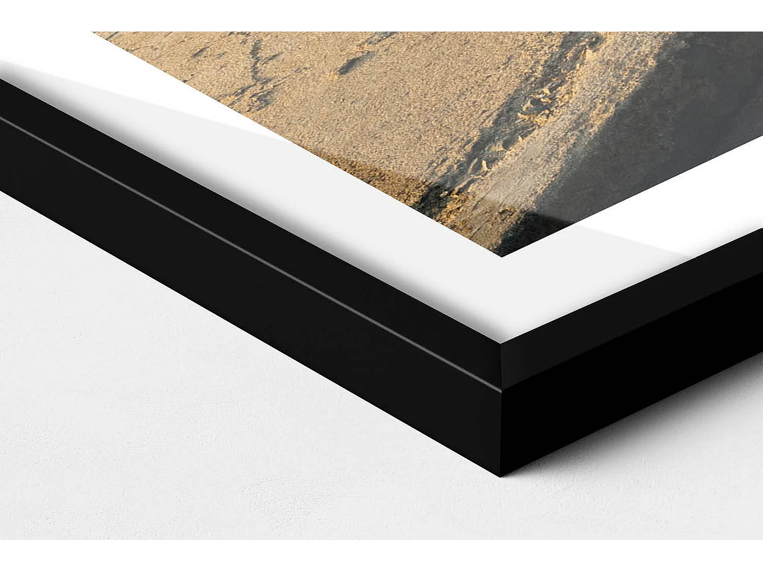 Dekoratives Gemälde mit schwarzem Rahmen, fließende goldene Formen auf beigem Hintergrund, 80 x 60 cm – perfekt für das Wohn- oder Schlafzimmer