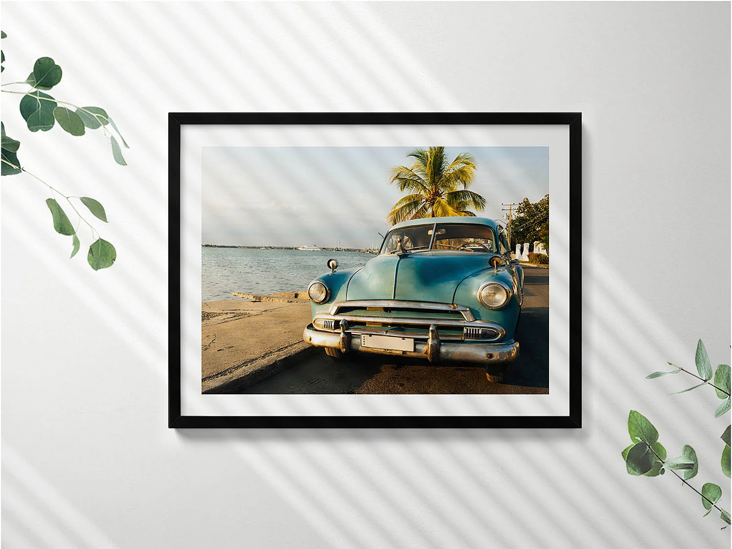 Dekoratives Gemälde mit schwarzem Rahmen, fließende goldene Formen auf beigem Hintergrund, 80 x 60 cm – perfekt für das Wohn- oder Schlafzimmer