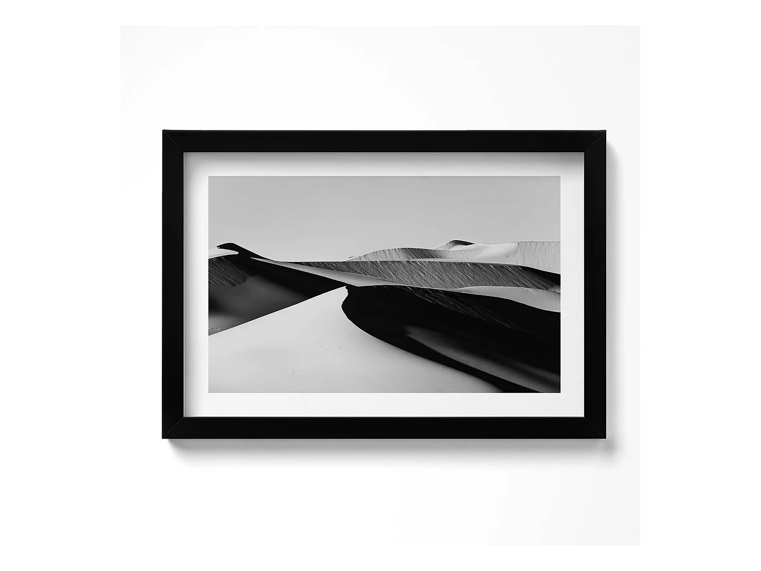 Tableau décoratif avec cadre noir, Paysage désertique minimaliste noir et blanc 30 x 20 cm – Parfait pour le salon ou la chambre