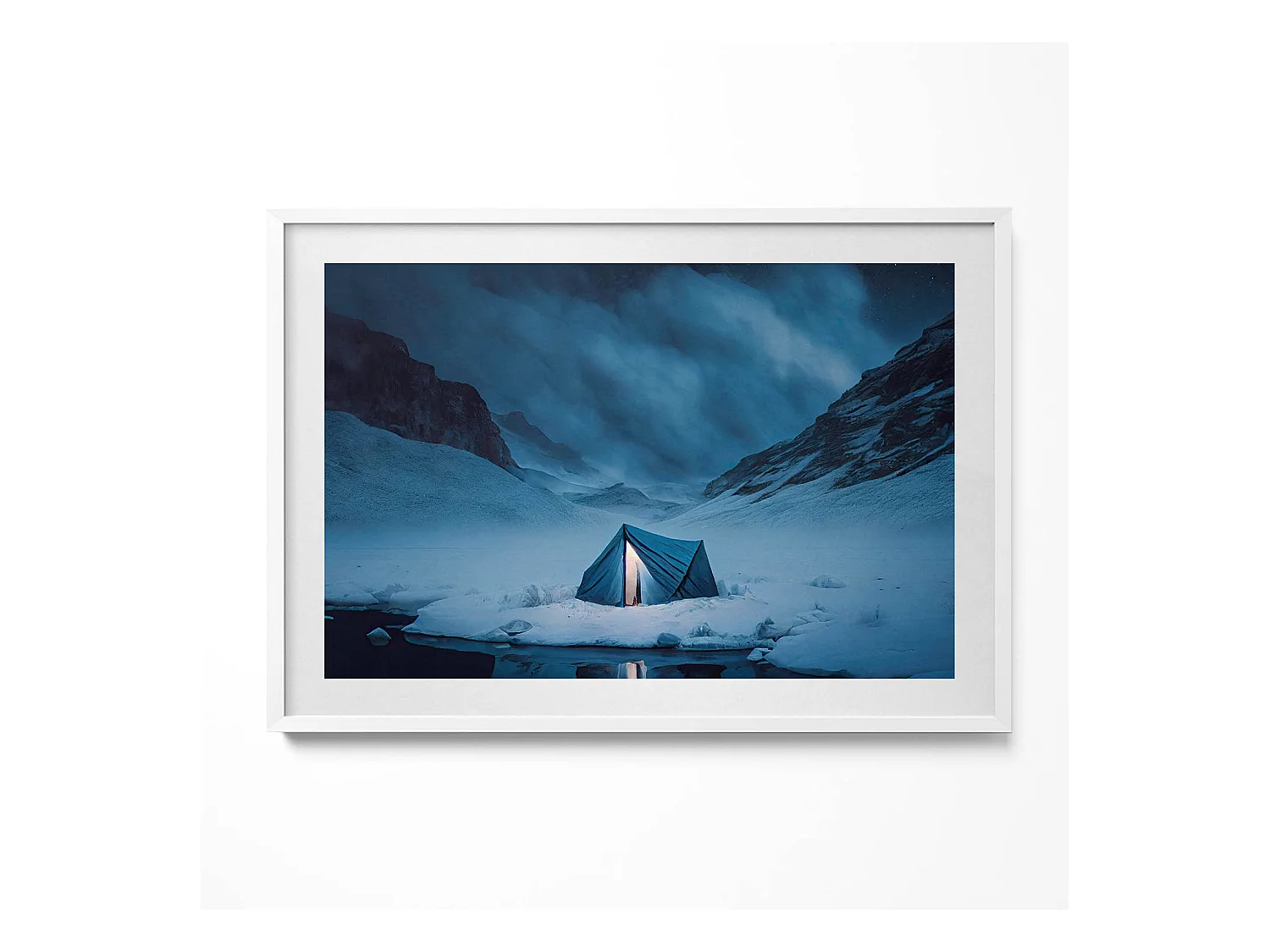 Tableau décoratif avec cadre blanc, Tente dans les montagnes d'Islande 100 x 70 cm– Parfait pour le salon ou la chambre