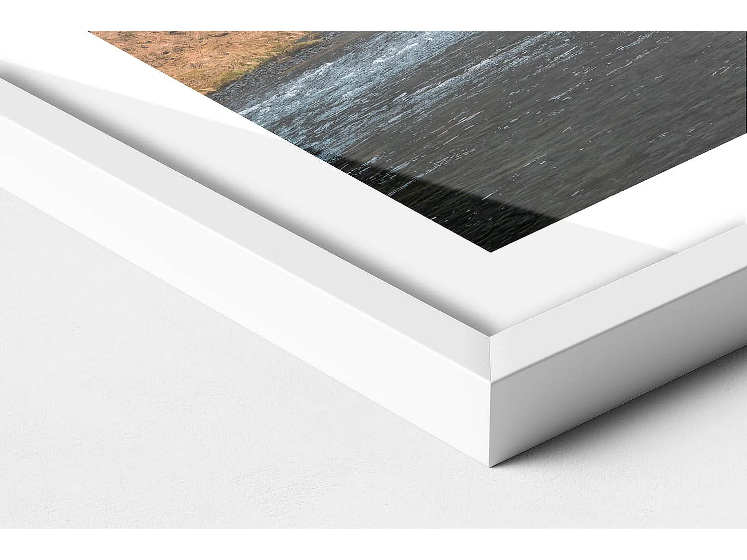 Dekoratives Gemälde mit weißem Rahmen, Wasserfall zwischen den Felsen 80 x 60 cm – Perfekt für das Wohn- oder Schlafzimmer