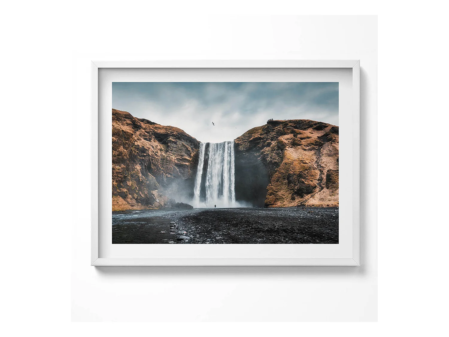 Decoratief schilderij met witte lijst, Waterval tussen de rotsen 80 x 60 cm – Perfect voor de woon- of slaapkamer