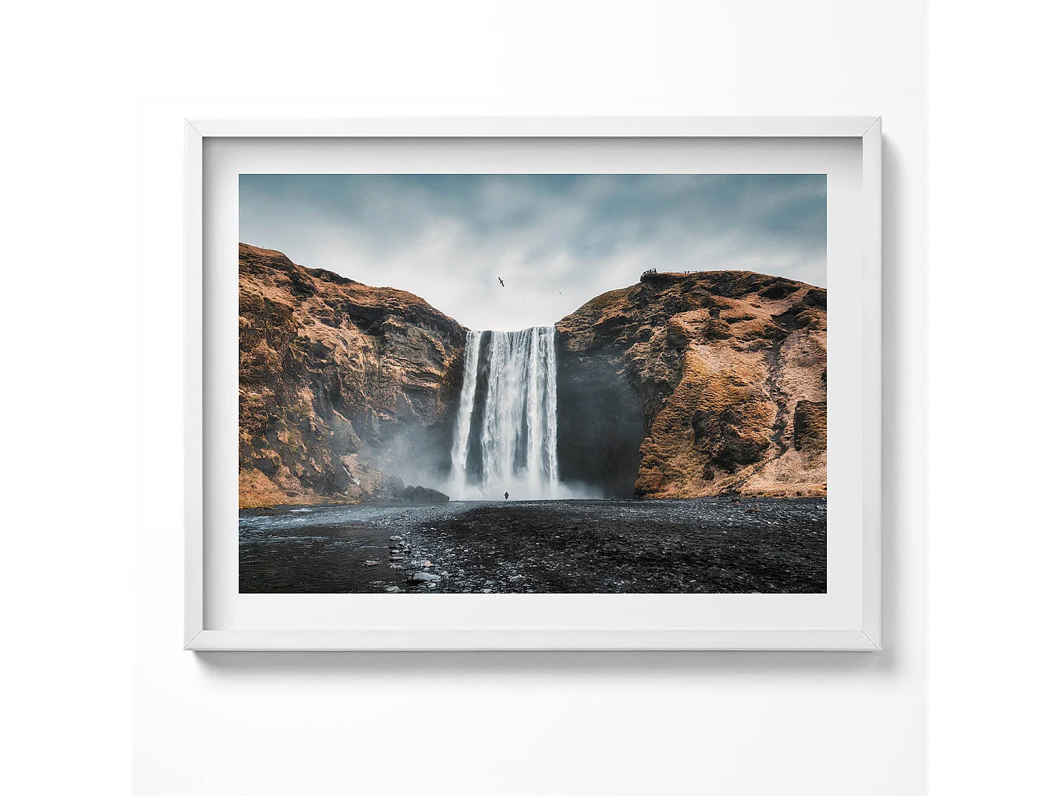 Dekoratives Gemälde mit weißem Rahmen, Wasserfall zwischen den Felsen 80 x 60 cm – Perfekt für das Wohn- oder Schlafzimmer