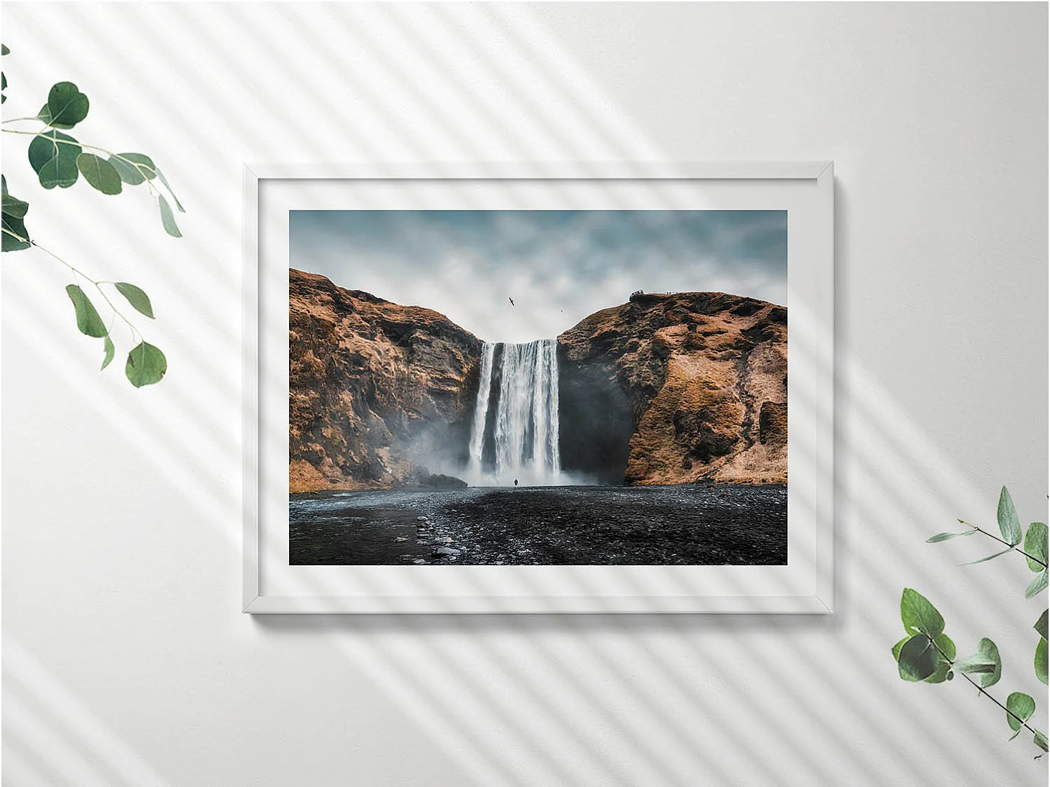 Dekoratives Gemälde mit weißem Rahmen, Wasserfall zwischen den Felsen 80 x 60 cm – Perfekt für das Wohn- oder Schlafzimmer