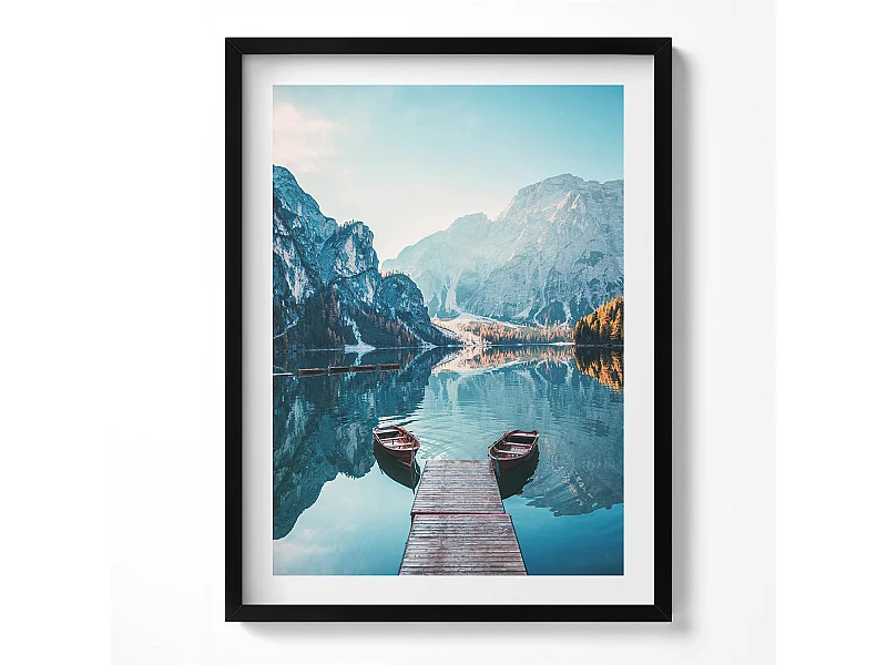 Tableau décoratif avec cadre noir, Bateaux sur le lac 60 x 80 cm– Parfait pour le salon ou la chambre