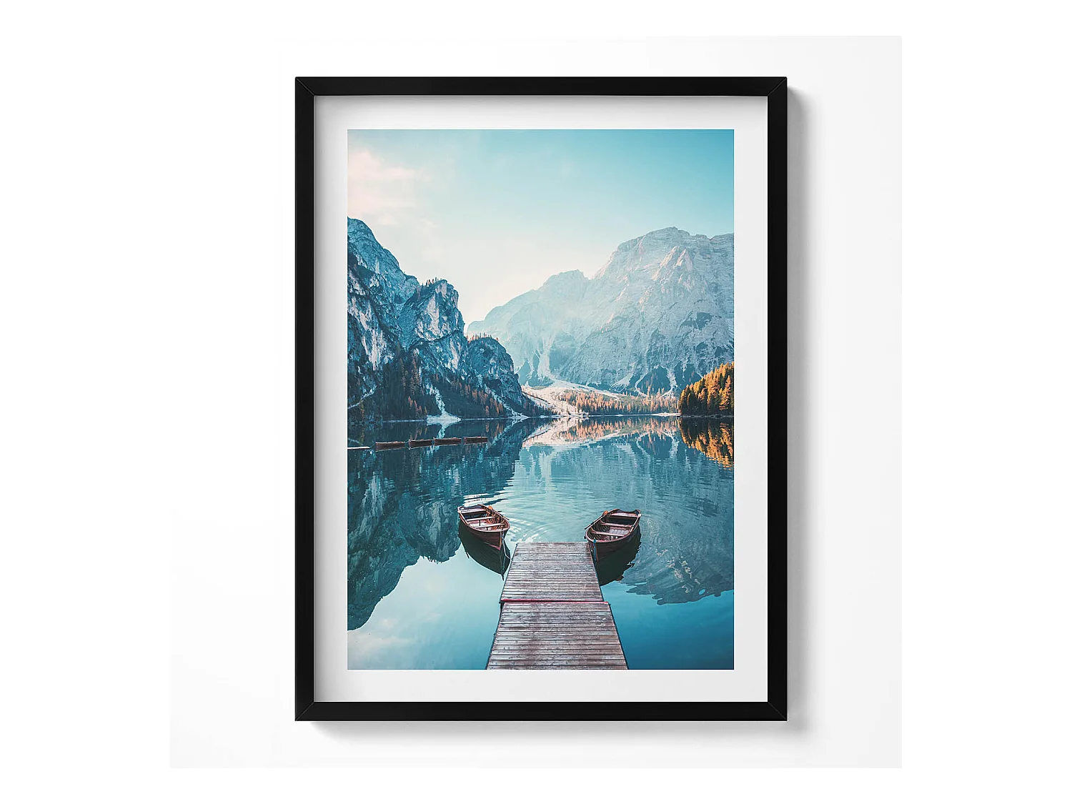 Tableau décoratif avec cadre noir, Bateaux sur le lac 60 x 80 cm– Parfait pour le salon ou la chambre